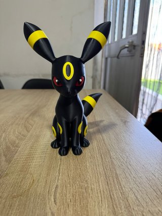Figuras Pokémon Charizard,Umbreon e mega Charizard