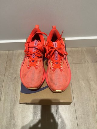 Zapatillas Asics Novablast Running Rojas y Moradas