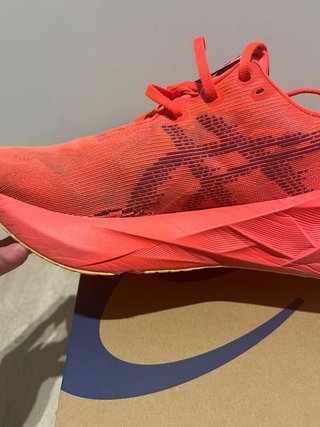 Zapatillas Asics Novablast Running Rojas y Moradas