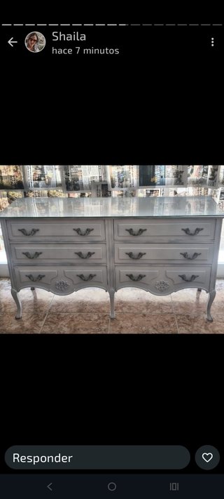 Mueble vintage con cajones y tapa de cristal