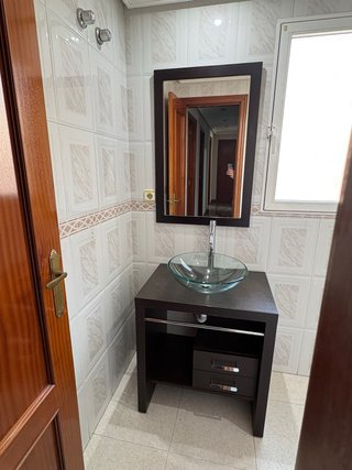 Mueble de baño con lavabo y espejo