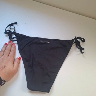 Braga bikini negra con tirantes ajustables