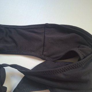 Braga bikini negra con tirantes ajustables