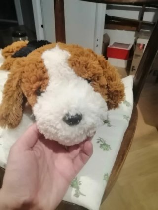 Peluche cane sdraiato marrone e bianco