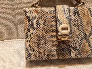 Bolso rígido efecto serpiente Tantrend