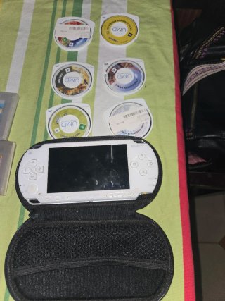 Consola Sony PSP Blanca + 4 UMDs