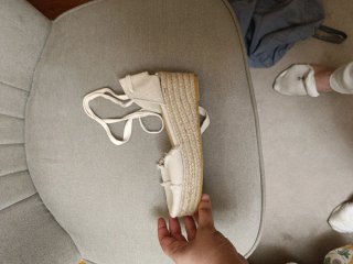 Sandalias beige con cordones