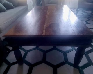 Mesa de centro de madera tallada