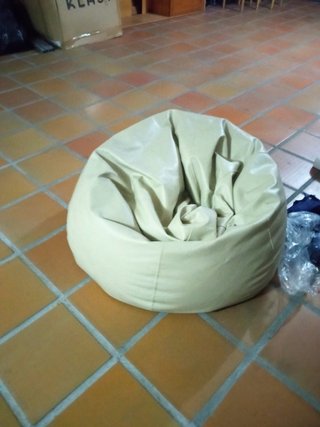 Puff pera beige piel sintética