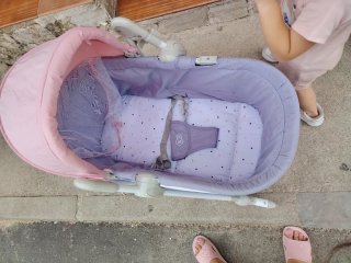 Minicuna Kinderkraft con capota rosa