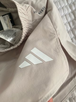 Shorts Adidas Beige o color Topo .