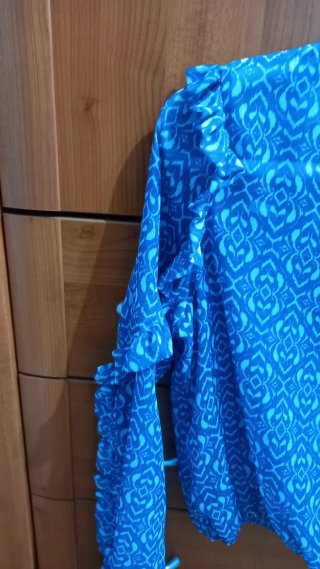 Blusa Sfera azul y blanca estampada