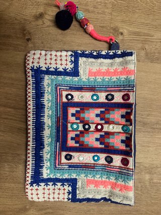 Bolso bordado con adornos