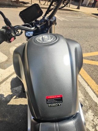 Moto Voge 500AC Naked Gris/Negra