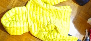 Chaqueta de plumas amarilla