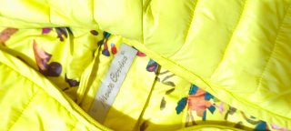 Chaqueta de plumas amarilla
