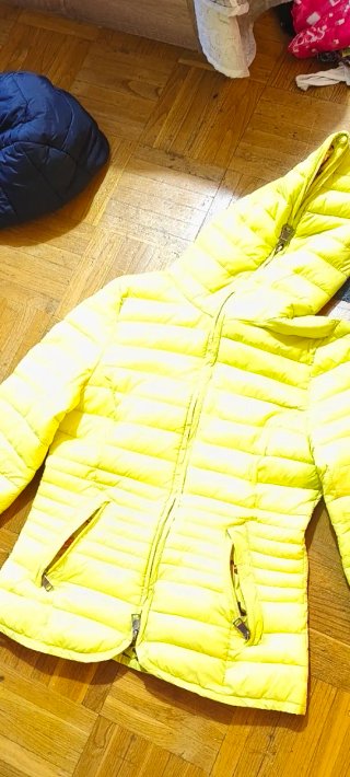 Chaqueta de plumas amarilla