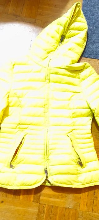Chaqueta de plumas amarilla
