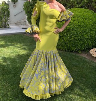 Traje de flamenca verde lima