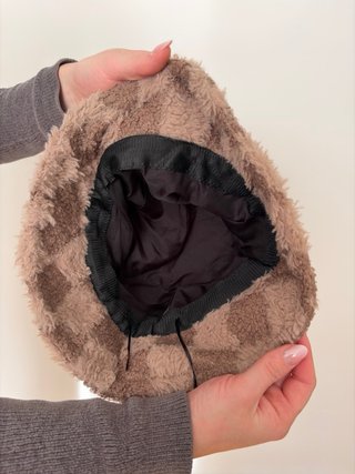 2 sombreros y 3 gorros Todo a 10 €