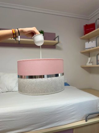 Lámpara de techo rosa y plateada