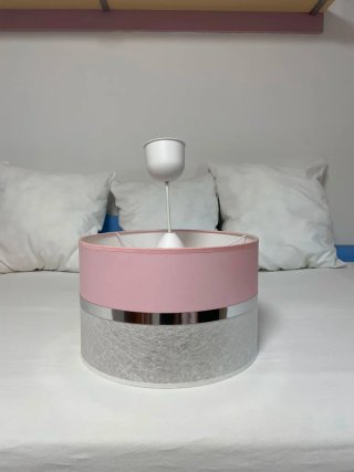 Lámpara de techo rosa y plateada