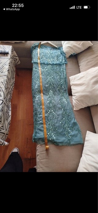 Vestido de fiesta espectacular con pedrería .