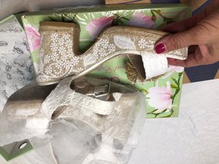 M&Co Sandalias Blancas Cuña Encaje