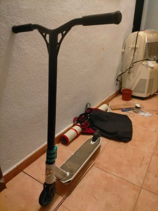 Patinete freestyle negro y blanco