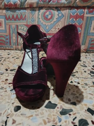 Sandalias de tacón con pedrería