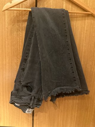 Pantalones campana negros desgastados