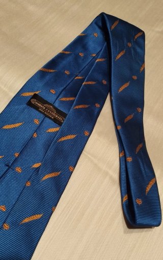Corbata de seda azul con coronas y hojas