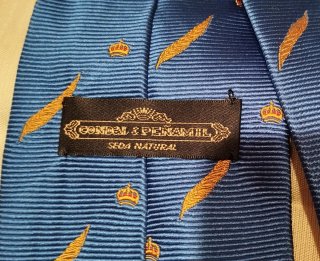 Corbata de seda azul con coronas y hojas