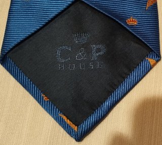 Corbata de seda azul con coronas y hojas