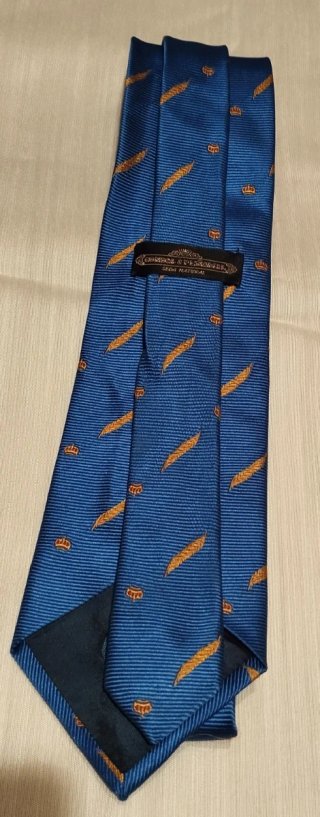 Corbata de seda azul con coronas y hojas