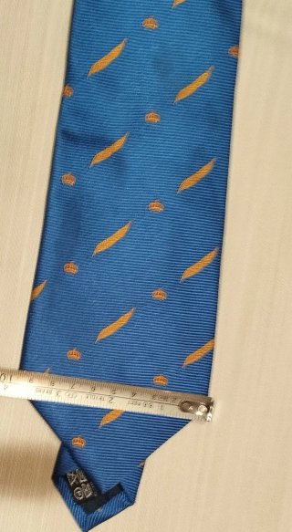 Corbata de seda azul con coronas y hojas