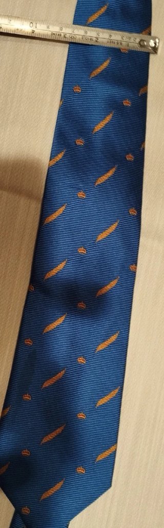 Corbata de seda azul con coronas y hojas