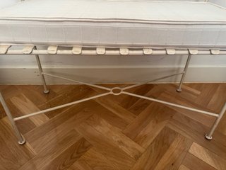 Banco pie de cama blanco metal