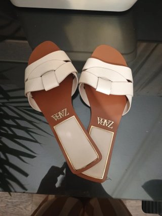 Sandalias Zara blancas y doradas