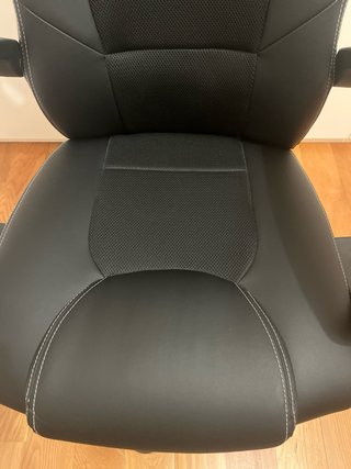 Silla de oficina negra tipo gamer
