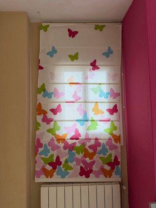 Estor con estampado de mariposas y lampara
