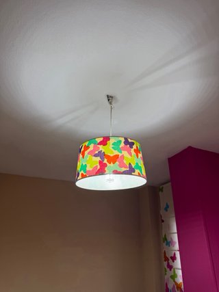 Estor con estampado de mariposas y lampara