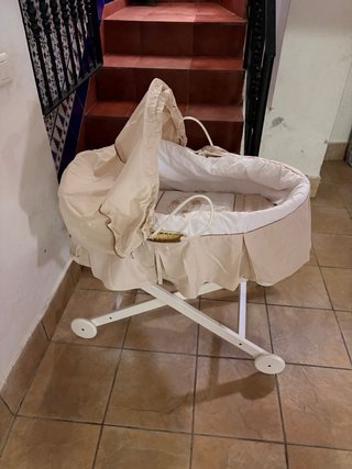Moisés blanco soporte madera recién nacido