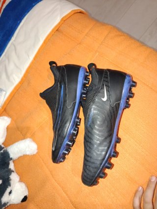 Zapatillas de fútbol Nike negras y azules