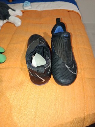 Zapatillas de fútbol Nike negras y azules