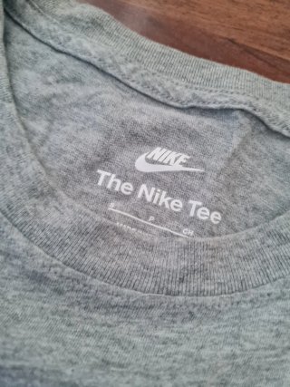 Camiseta Nike Gris Básica
