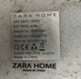 Lámparas de mesa doradas y mármol