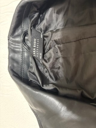 Cazadora efecto piel negra