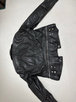 Cazadora efecto piel negra
