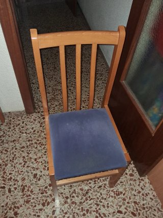 Sillas de madera con asiento azul